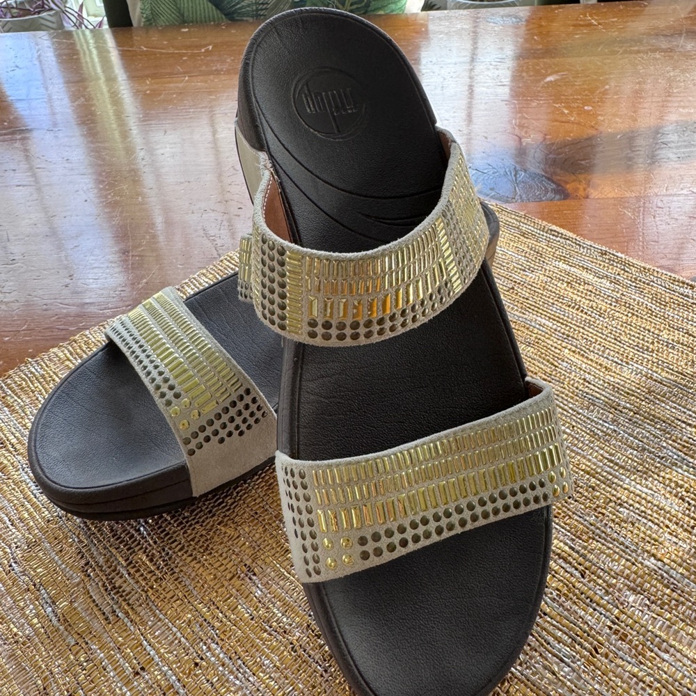 ✨Fitflop Ivory and Gold Women's Double Strap Sandals size 8 ✨